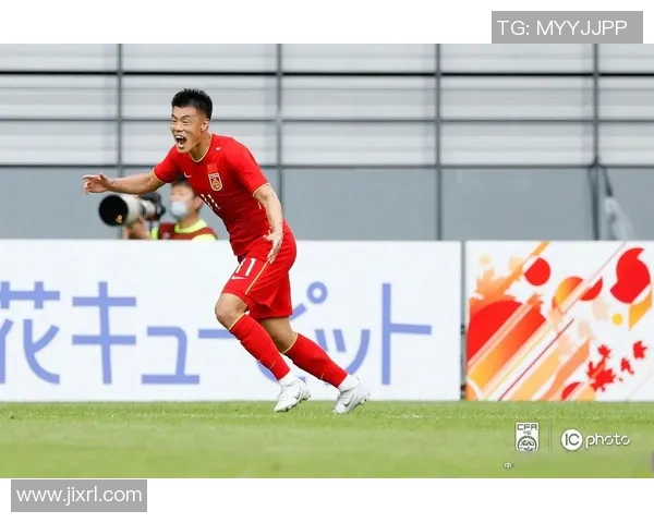 谭龙进球助力球队逆转胜利展现出色竞技状态与团队合作精神 谭龙进球助力球队逆转胜利展现出色竞技状态与团队合作精神