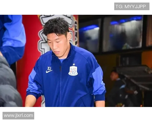 朱辰杰在比赛中展现出色补位防守能力助力球队稳固后防线